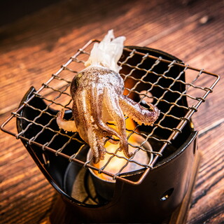 「函館活いか食べ比べ丼」の〆はなんとコンロでゲソ焼き！