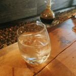 Cho Ito - 同行者の焼酎ロックはグラスが傾いてるヤツ