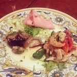 トラットリア ターボロ・ディ・フィオーリ - 前菜3種盛り キノコのソテー、魚介のマリネ、ハム