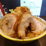 ラーメンイエロー - ラーメン（並／豚２枚）950円（野菜マシ、あぶらマシ）