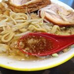 ラーメンイエロー - ラーメン（並／豚２枚）950円（野菜マシ、あぶらマシ）