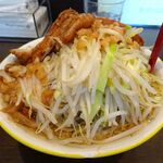ラーメンイエロー - ラーメン（並／豚２枚）950円（野菜マシ、あぶらマシ）