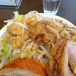 ラーメンイエロー - ラーメン（並／豚２枚）950円（野菜マシ、あぶらマシ）