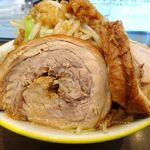 ラーメンイエロー - ラーメン（並／豚２枚）950円（野菜マシ、あぶらマシ）