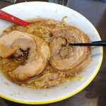 ラーメンイエロー - ラーメン（並／豚２枚）950円（野菜マシ、あぶらマシ）