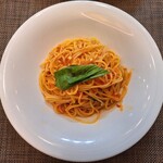 オステリア サクラ - モッツァレラチーズとトマトのバジリコ入りスパゲティ