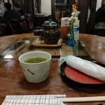 Jintei - 最初にお茶とおしぼり。