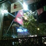 イーマサラ - 店内から外のネパール国旗を眺める。