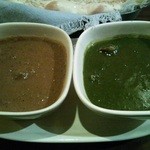 イーマサラ - マトンカレー（左）とほうれんそう＆チキンカレー。