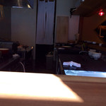 臥薪・一階に十席のカウンターと二階席があるよう