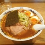 はやし家 - はやし家のラーメン少なめ味玉700円。普段の土曜日でもお昼時は少し行列出来てる事が多いけど、今月末で閉店なので今日の行列はかなりの長さになっておりました。