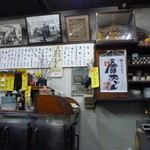 菊一 - 先代の写真が飾ってあります。　路面電車が走っています。