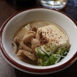 もつや - もつ煮込み・・・豆腐が付いてます。