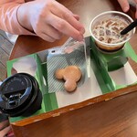 Kafe Orinzu - 小休止。右の飲み物。アイスカフェラテカクテル。アルコール入りです！自分はハンドルキーパーにつき手持ちのペットポトルでオッケーです