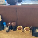 うどんの三拍子 - 卓上の一味と七味