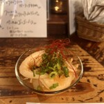 Sutando Ajito - 新玉ねぎと鶏のピリ辛マリネ
