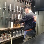 CRAFT BEER BAR IBREW - クラフトビールをグラスへ注ぐ