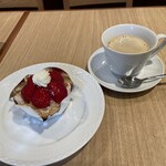 巴裡 小川軒 サロン・ド・テ - いちごのパイとコーヒー