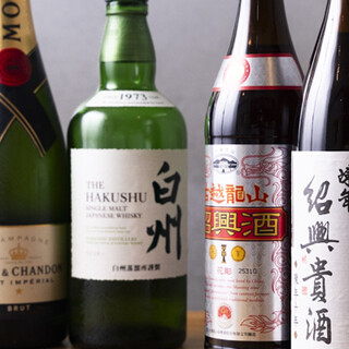 備有成熟度不同的紹興酒等，與中華料理相配的酒種類豐富!