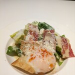 マリオテラス - ベーコン、半熟卵のシーザーサラダ