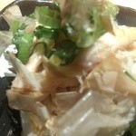 馳走庵 - ベロ酔いセット1品（豆腐の上にささみと鰹節が乗っています）