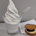 Patisserie Bliss Bliss - 至福のソフトクリーム 440円、北海道こだわり小豆のバターサンド 290円