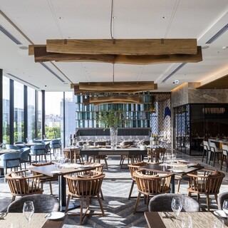 自然や夜景が愉しめる空間◆終日利用できるオールデイダイニング