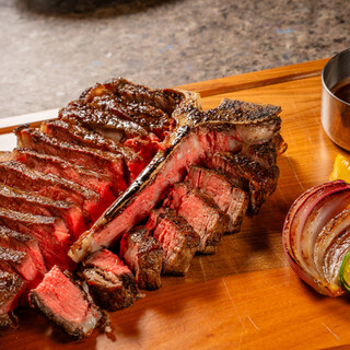 我们为我们的 1 公斤 T 骨牛排感到自豪，肉就在您面前切。