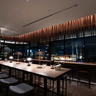 ソムリエ厳選・約200種のワインが魅力◆ハッピーアワーも開催