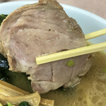 横浜ラーメン あばん - 厚くてホロホロの焼豚はデフォで2枚　嬉しい！