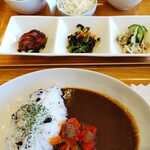 H cafe - 友達はごはんと小鉢のセット♫私は本格スパイシーカレー♫いずれもドリンク付きで429円(*＞∇＜)ごはんはそれぞれ雑穀米を選びました♫