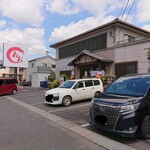 あお - 車はお店の前に停められます。