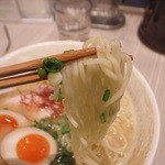 麺匠 桂邸 - ２－２）味玉入り　濃厚　鶏白湯らーめん（８５０円）の麺