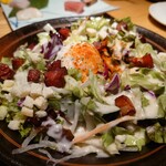 個室と海の台所 虎魚 - カリカリベーコンのシーザーサラダ　880円