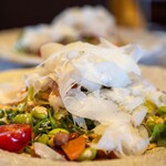 イタリア料理 ベルコルノ - 2024.4 20種類の素材と生ハムのサラダ仕立て、削り立てラスパドゥーラチーズを乗せて