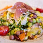 イタリア料理 ベルコルノ - 2024.4 20種類の素材と生ハムのサラダ仕立て、削り立てラスパドゥーラチーズを乗せて