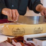 イタリア料理 ベルコルノ - 2024.4 20種類の素材と生ハムのサラダ仕立て、削り立てラスパドゥーラチーズを乗せて