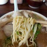 ふくちゃんラーメン 田隈本店 - 麺は中太でスープとの相性も悪くないです