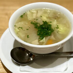 洋食 おがた - 野菜たっぷりのスープは優しい味わい