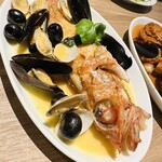 イタリア食堂 Ricco 21 - 活〆鮮魚のアクアパッツァ 魚貝濃厚塩ブイヨン (本日の鮮魚)
      ¥2,409
      