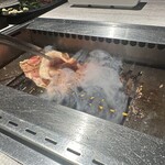 Ueno Wagyuu Yakiniku Ushihachi Kiwami - 店員さんが焼いてくれます