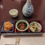 Shunka Shuu Tou - 小鉢三種盛と鷹勇熱燗