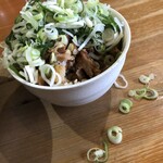 麺や 白 - ネギが山盛り過ぎて食べるとポロポロ落ちる