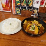 スープカレー モンキー マジック - 料理写真:スパイシー肉付きなんこつ(ごはんふつう)