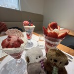 資生堂パーラー 横浜高島屋店 - ガチャで取ったラッコが映り込んでしまいました