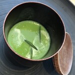 茶洒 金田中 - 汁　透き漆竹椀　豆すり流し　生クリーム　寸葱
