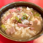 Mendokoro Suwa - ラーメン側のスープをおかか飯の方にかけた状態。これが朝食として最高にうまい。ひつまぶしの最終形態というか要はお茶漬け、もっと言えば“ねこまんま”だ。