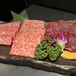 Yakiniku Ushi - 焼肉3種盛り合わせ　ロース・特選赤身・本日の特選部位