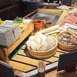 Robatayaki Yamba - カウンター席の前に広がる食材