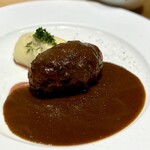 洋食 おがた - 熊本の"あか牛"と"走る豚"の合挽き